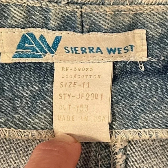 Vintage 80’s Sierra West denim skirt with zipper in front. 
Size:11 - Picture 4 of 9